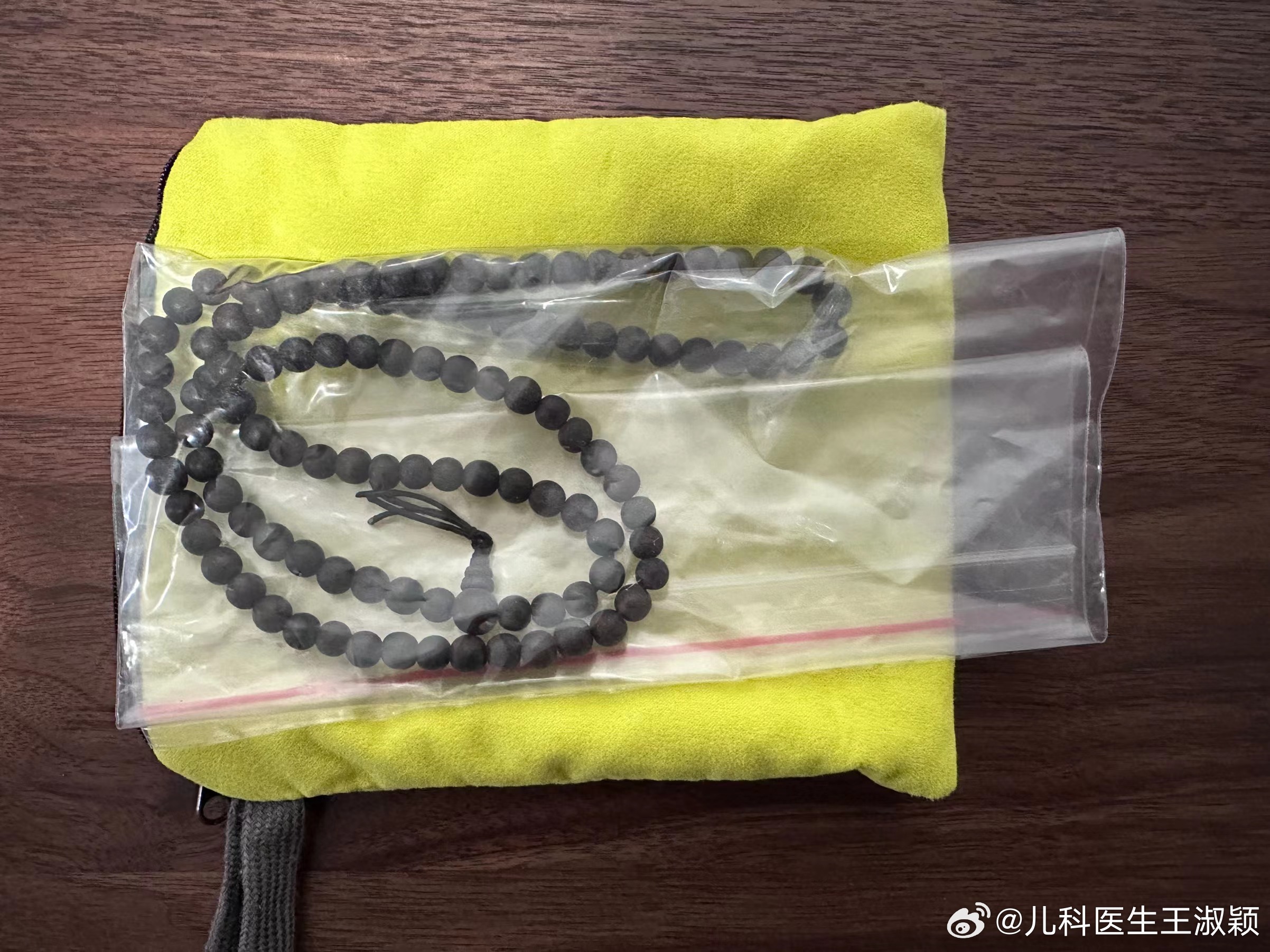 忘了多久以前了，朋友送了串沉香，当时“嫌弃”味道重，一直胡乱放置，最近再拿出来发