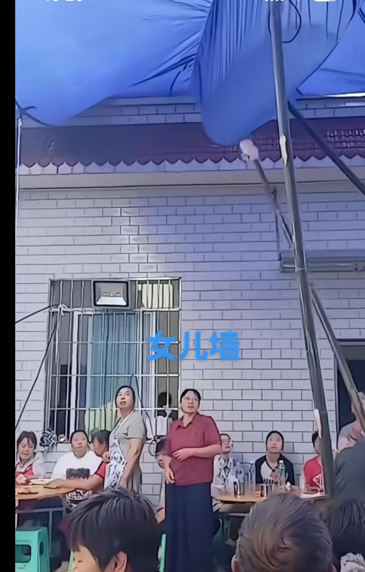 如果当时能够把这兜水扎漏就好了。

哪怕淋一身水，笑骂几句，回家换身衣服也好。都