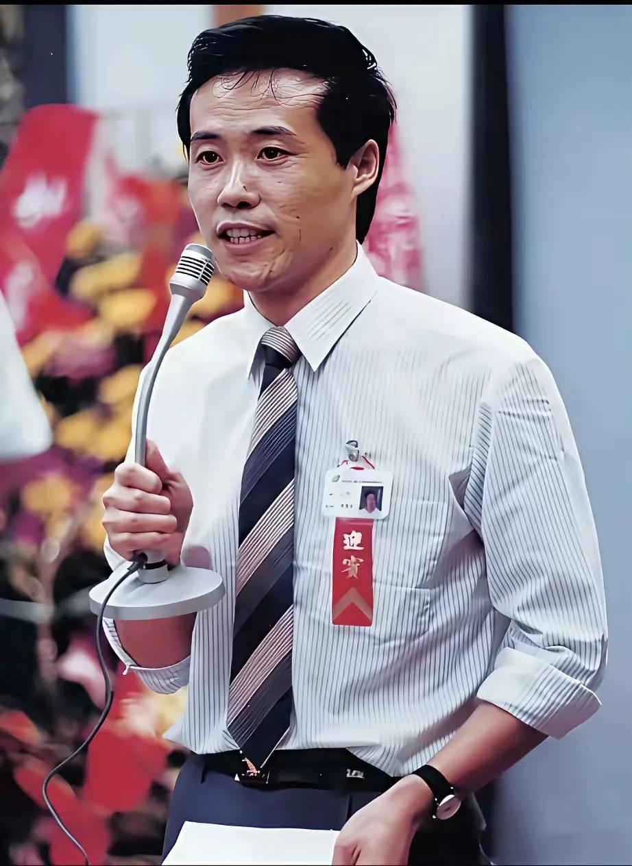 真心觉得王石年轻时不好看
没有现在好看
不过你要是仔细看他的眼睛，心里多少会有点