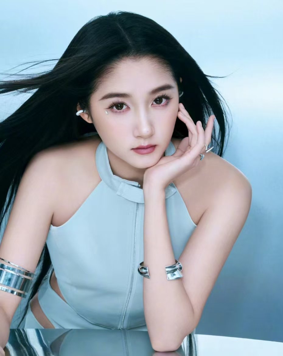 关晓彤Y3k造型清冷感关晓彤未来感造型盘点 哇！关晓彤又有未来感造型了！ 