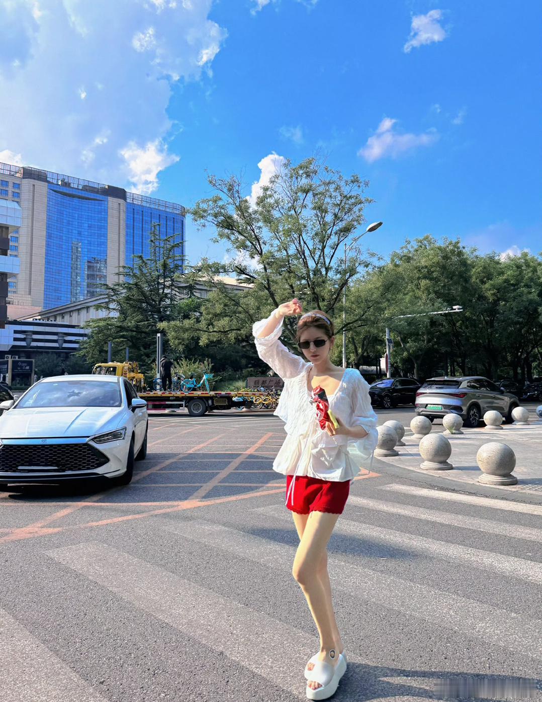 赵露思的日常照太会拍了，每次都很有生活气息和生命力 ​​​