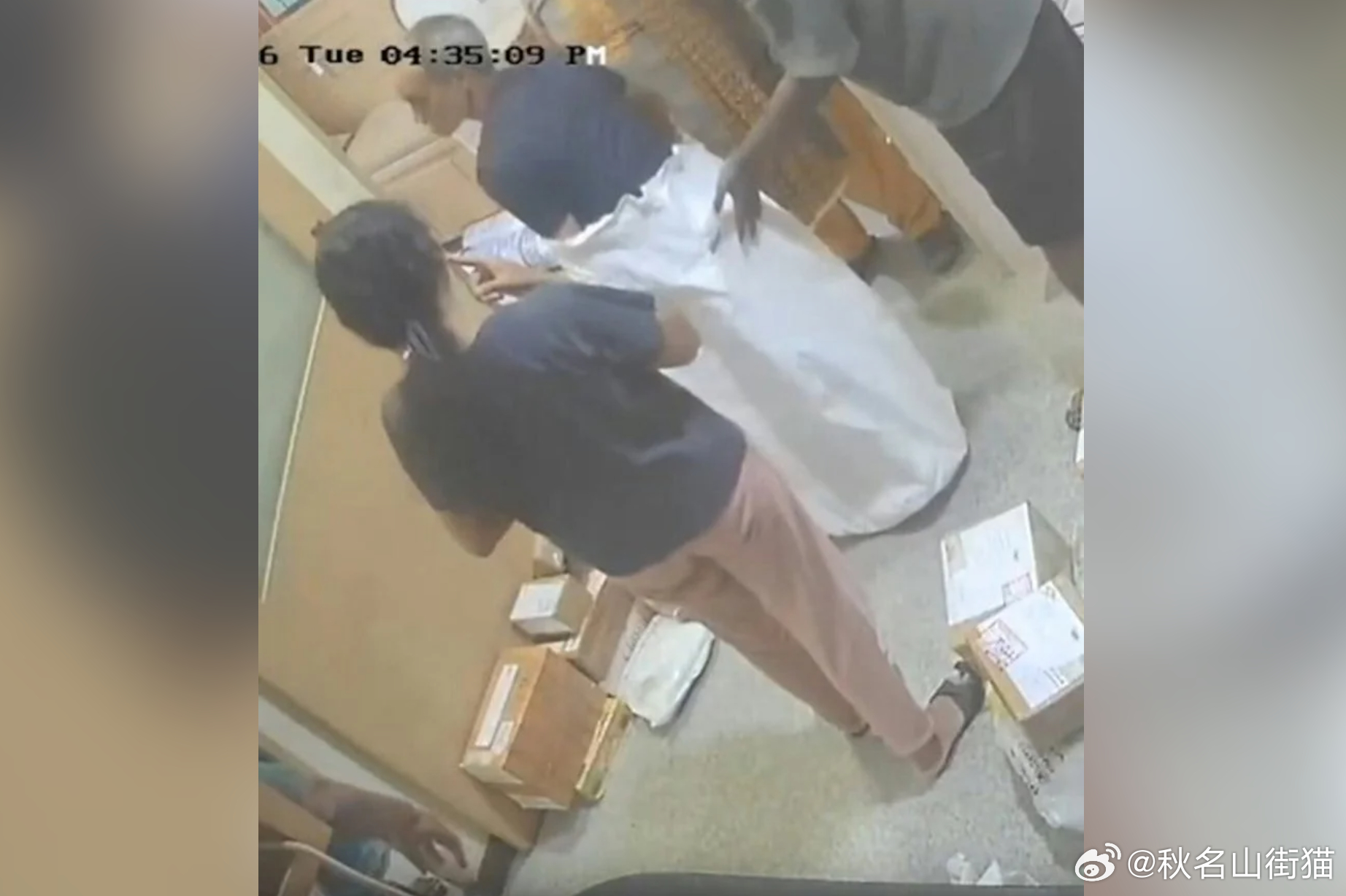 荒唐“人肉快递”！印度老人被塞麻袋险窒息，家属称为拍视频“博流量”海外新鲜事印度