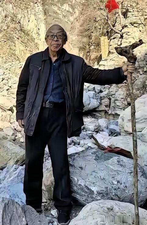 这份毅力实在让人叹服。河北阜平一位81岁的老人，退休后没选多数同龄人跳广场舞、刷