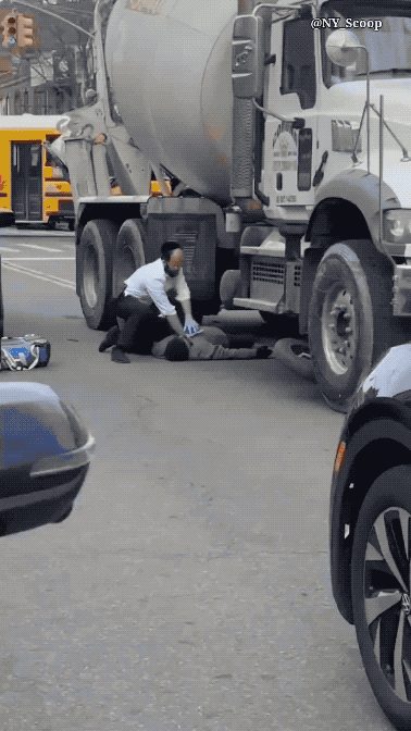 美国犹太人做好事啦：当街抢救被搅拌车撞倒黑人，这是有爱心还是摆拍？近日美国纽约布