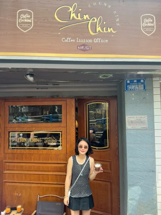 重庆已经松弛到坐在梯坎喝咖啡