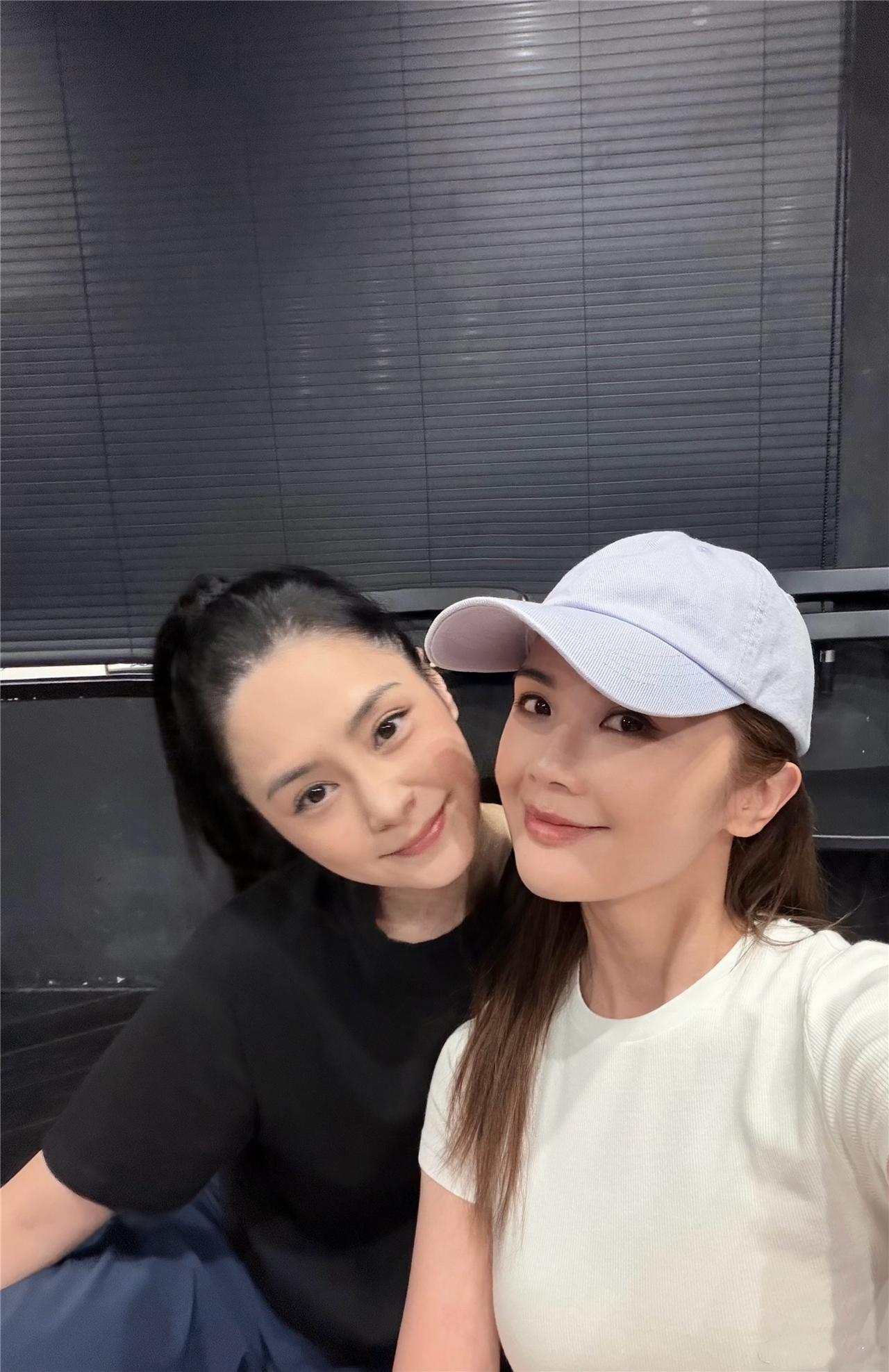 阿娇真是伤过、胖过、穷过，低谷过，
但她的脸没输过！
看这两张鲜嫩的脸，也不知是