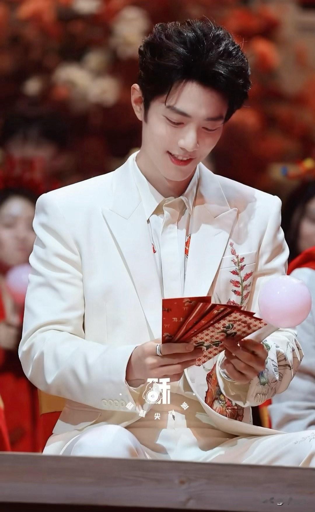 哈哈哈，笑死我了[捂脸][捂脸][捂脸]肖战小财迷名不虚传，孩子从😃变☹️了都