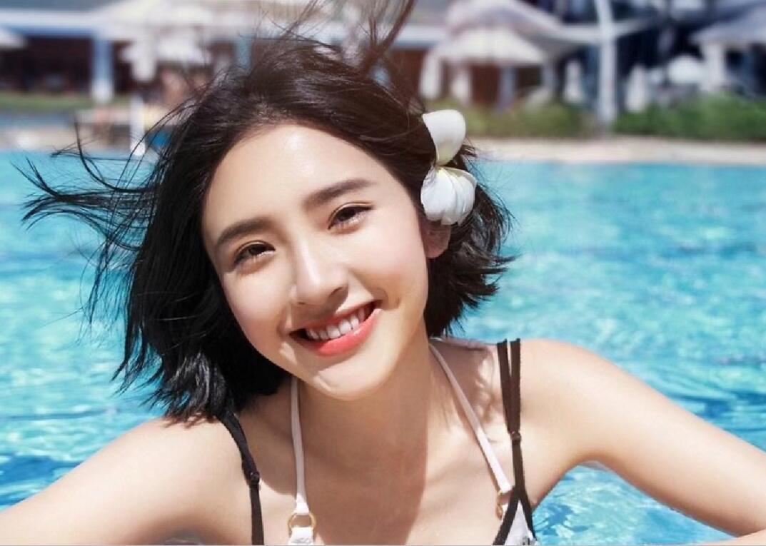 甜妹和草原霸主同框，MV里的混搭感直接把趣味值拉上去了。每一帧都长在笑点上，画风