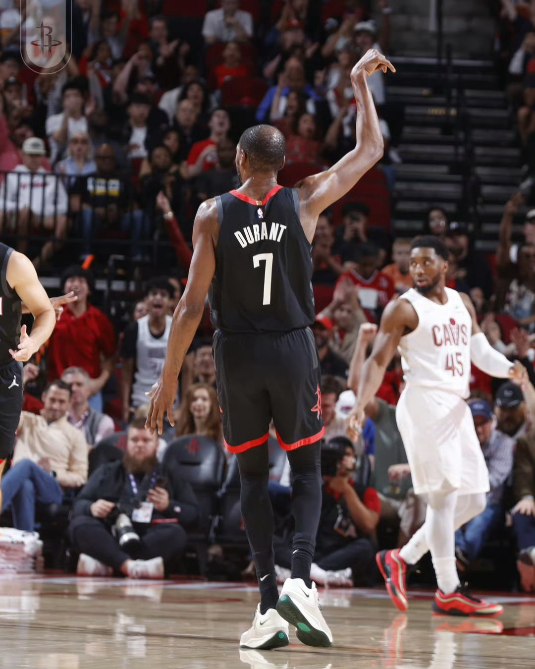 半场比赛结束🔚，火箭60-46骑士！杜兰特23分4板5助，10投8中，三分3中