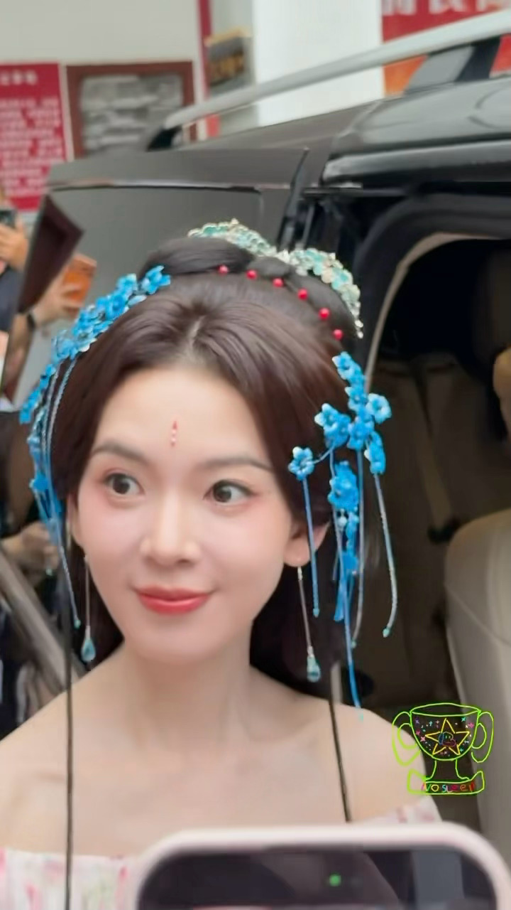 陈瑶新剧被剧透的世界今天开机 做完妆造的李意迟好美呀这个瑶瑶从出来就一直笑眯眯的