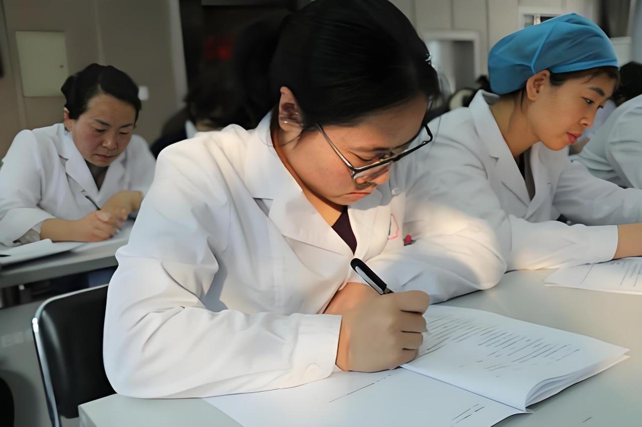 中考成绩不理想，读中专真的没前途吗？实话实说✅
很多家长一听到孩子读中专，第一反