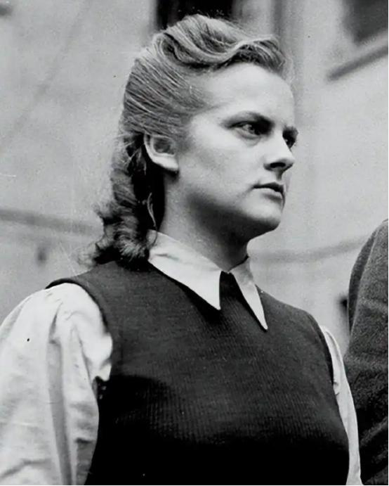 1945年，纳粹女护士伊尔玛格蕾泽被判处绞刑，竟然当庭对法官使用美人计，提出了一