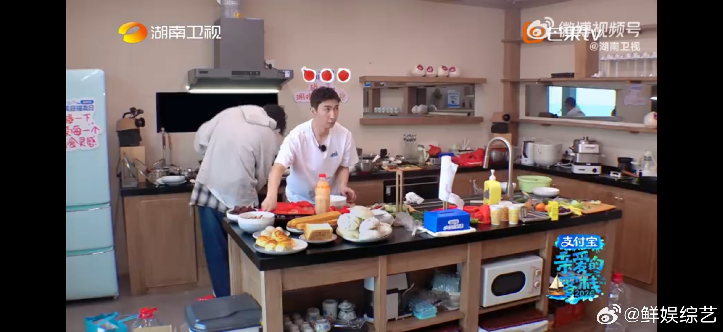 王鹤棣王鹤棣武大靖王传君三顾无言亲爱的客栈大型社死现场来了！王鹤棣不小心跑到厨房