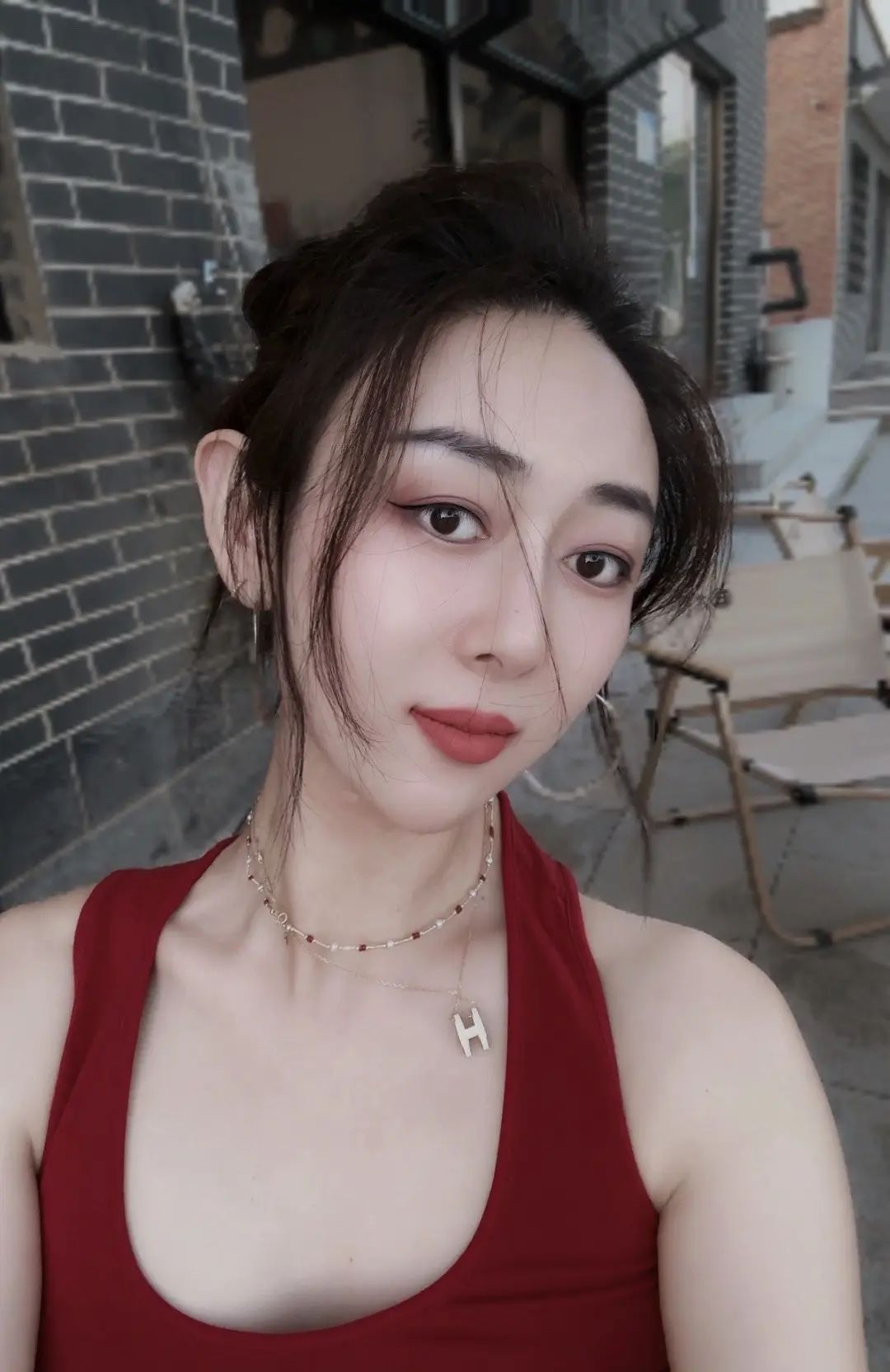 “世界太假，人心太深，无奈看不清，人生一场戏，慌了人，凉了心。”
