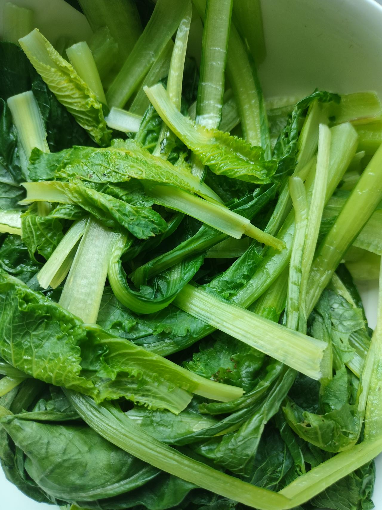 小白菜叶子上都是虫子眼，但是还是买了。
昨天，想买一捆小白菜，打算吃饺子，这个小