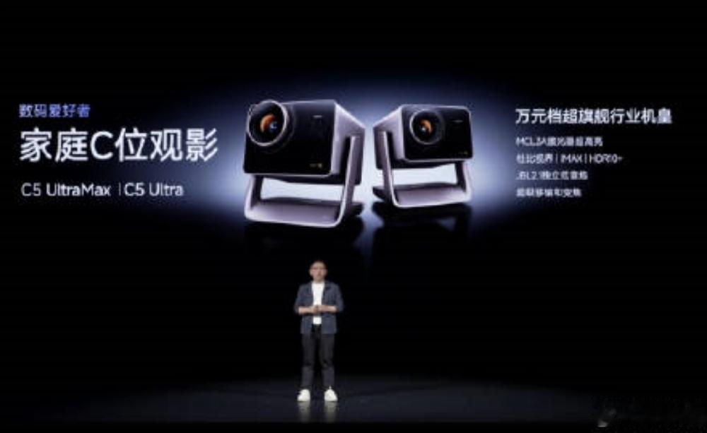 投影仪，相较于一家人一起看，我觉得还是更适合单身或者是小情侣自己的小家，晚上窝在