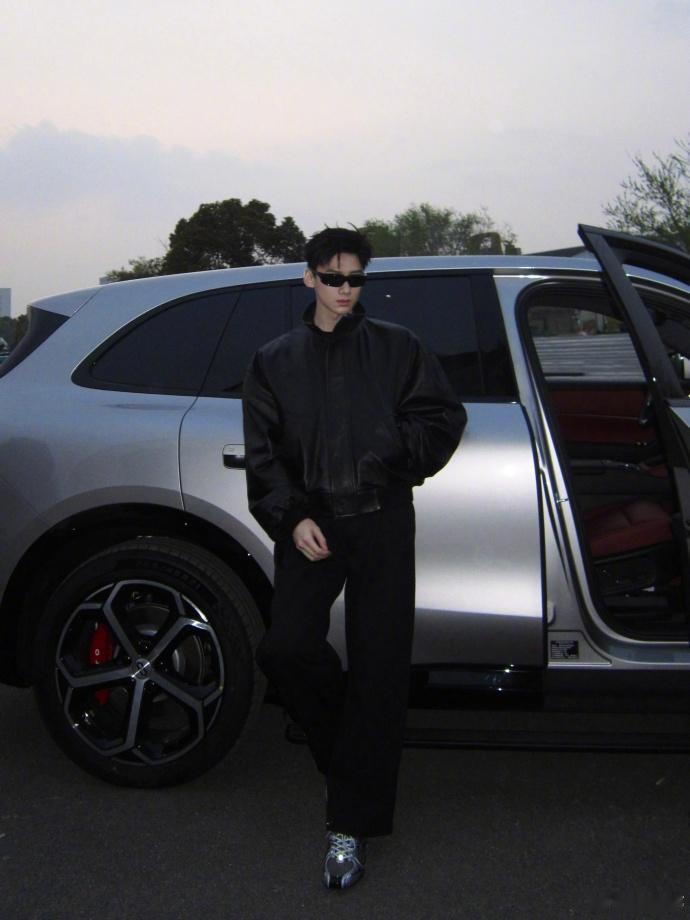 明星站台不稀奇，但让他亲自递钥匙、跟车主合影，问界这波操作把“交付”变成了一场可