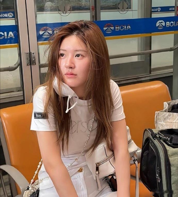 赵露思为什么素颜非常夸张的卧蚕，一上妆就立马自然了[并不简单] ​​​