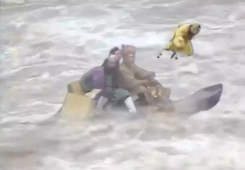 上联：雪积观音，日出化身归南海
下联：云堆和尚，风来幻影赴西天