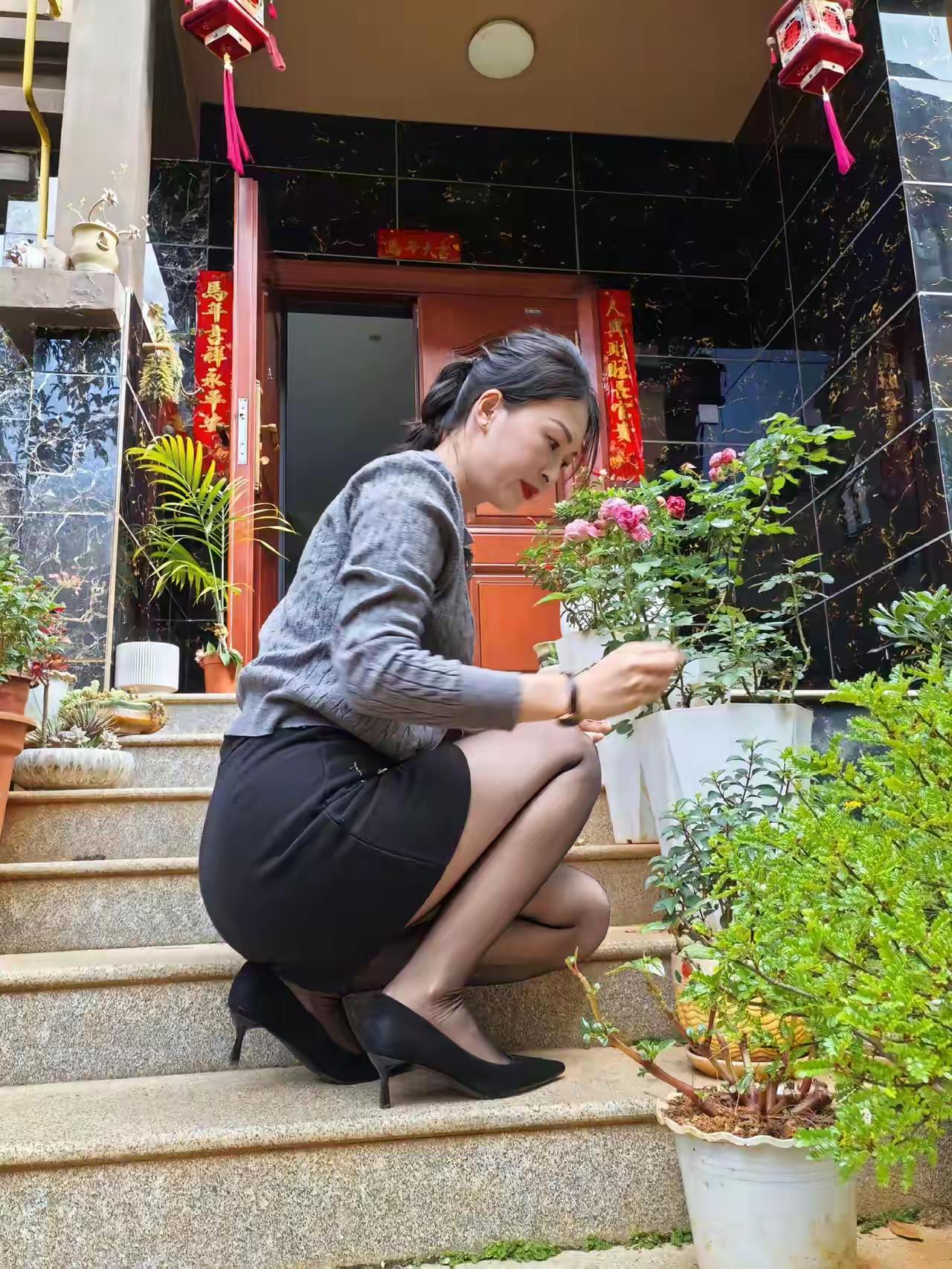 打理花草树木，美女侧影更具风韵犹存啊！