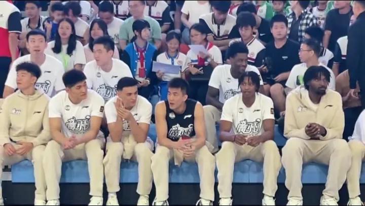 广州龙狮队校园行，郭艾伦十分会来事。                      