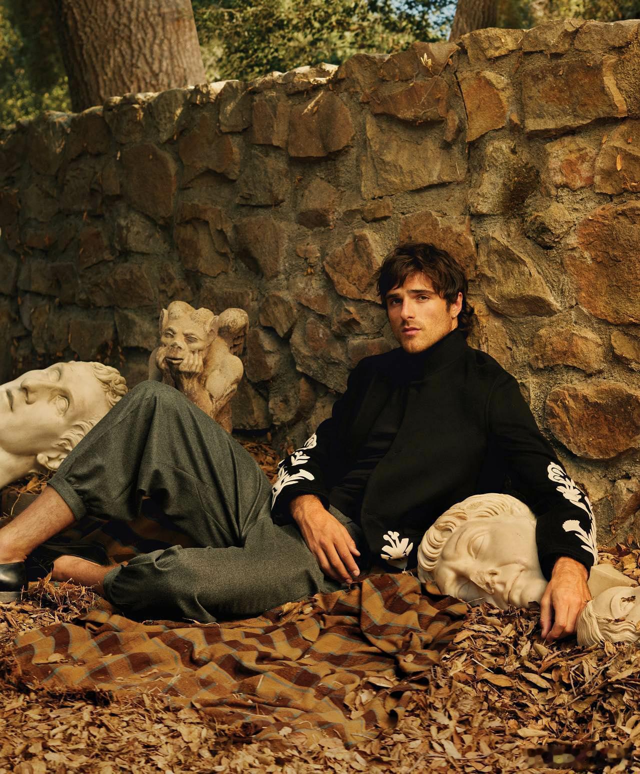 据爆料，好莱坞新生代高大帅气演员雅各布·艾洛蒂有望成为新一任007。 