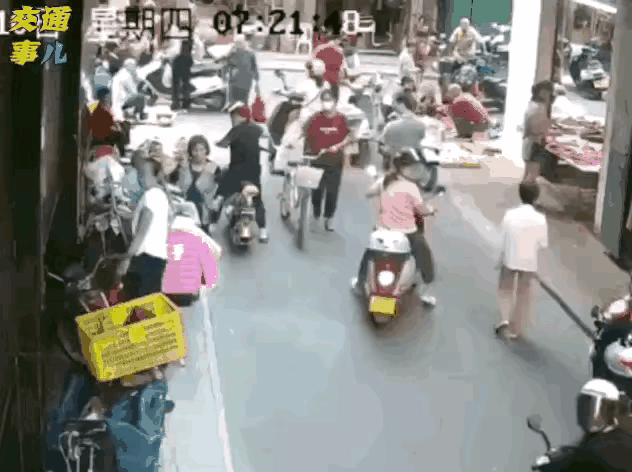 又是一起把油门当刹车踩了的悲剧。
闹市区，一辆小车倒车时失去控制，把路上的电动车