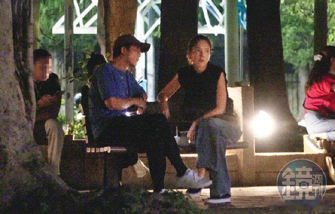 邱泽许玮甯甜蜜搂腰逛市集 台媒镜头下，邱泽全程贴心护妻，许玮甯素颜也难掩气质。没