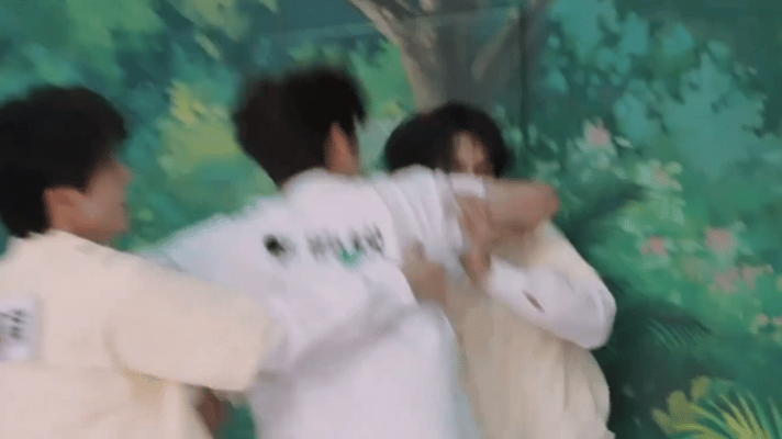 李昀锐怎么早不来跑男李昀锐撕名牌使不完的牛劲儿小林真的自带运动buff！撕名牌全