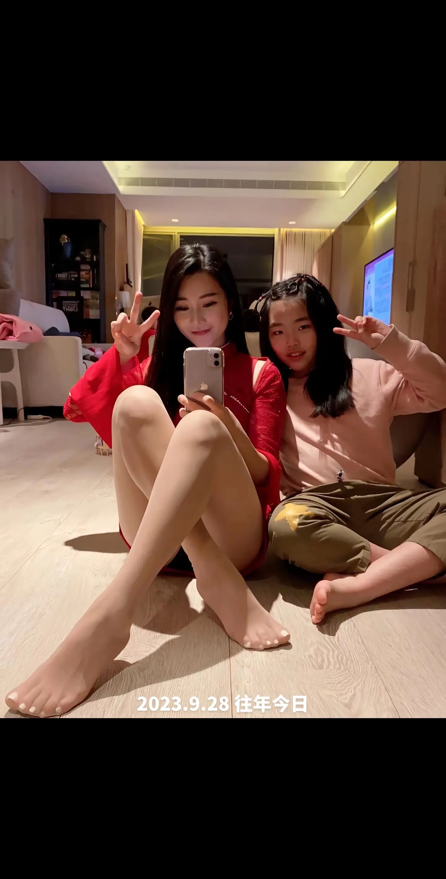 对镜子拍 正常穿搭无不良价值观导向 等等我先摆好造型 丝袜推荐