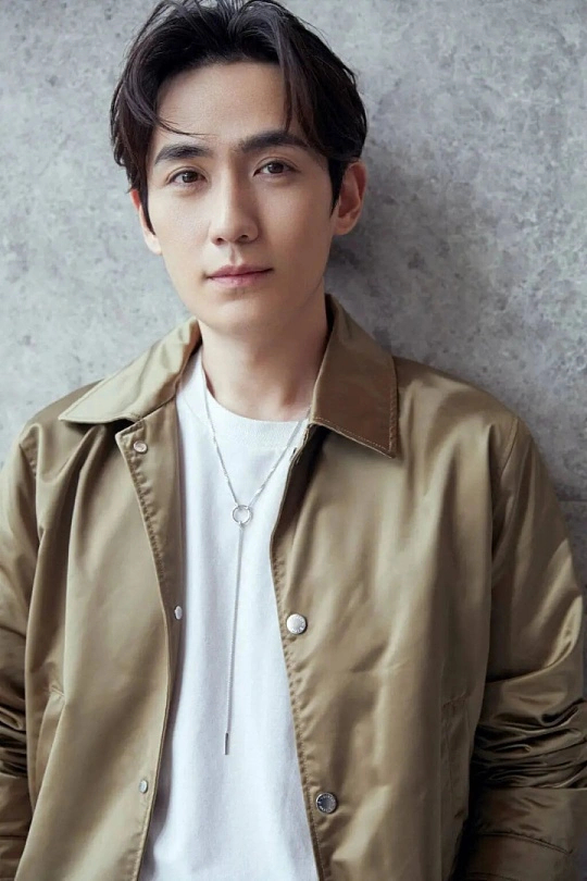 朱一龙怼脸海报朱一龙这张怼脸海报也太绝了！镜头怼得再近，五官线条依旧精致得无可挑