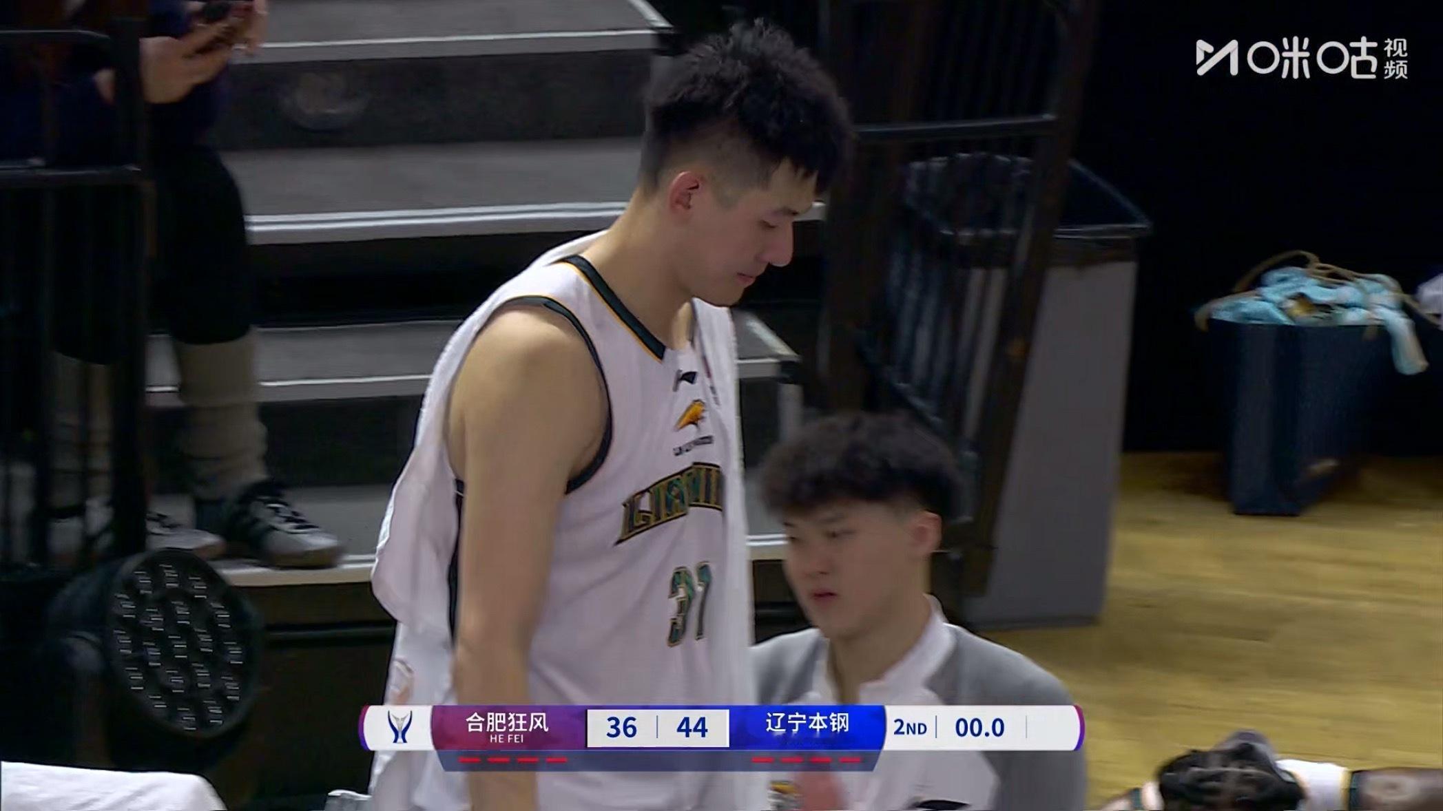 杯赛辽宁对NBL合肥狂风半场比赛结束依靠威尔斯压哨三分命中辽宁队暂时领先8分辽宁