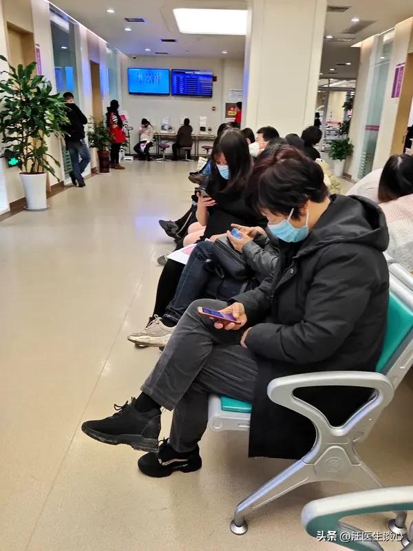 最近门诊多了很多30-40岁的患者，清一色的症状都是胸闷、心慌、极度焦虑和紧张。