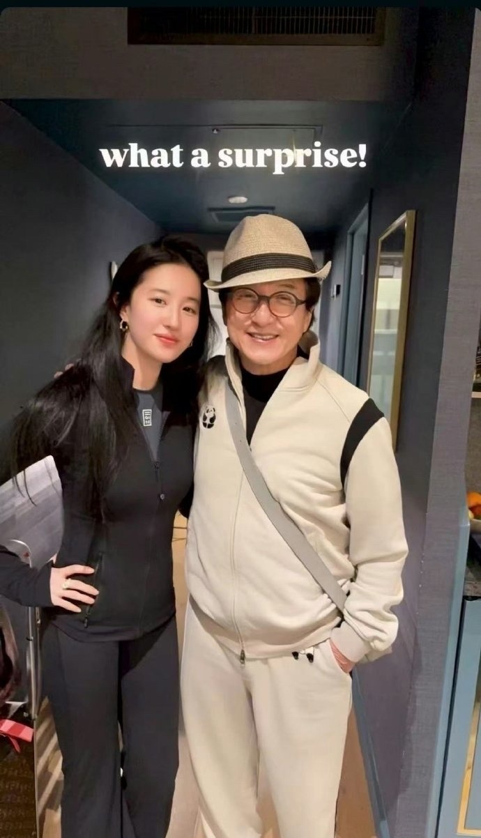 成龙刘亦菲最新合照 刘亦菲发布与成龙的最新合照，梦回《功夫之王》，两位看起来状态