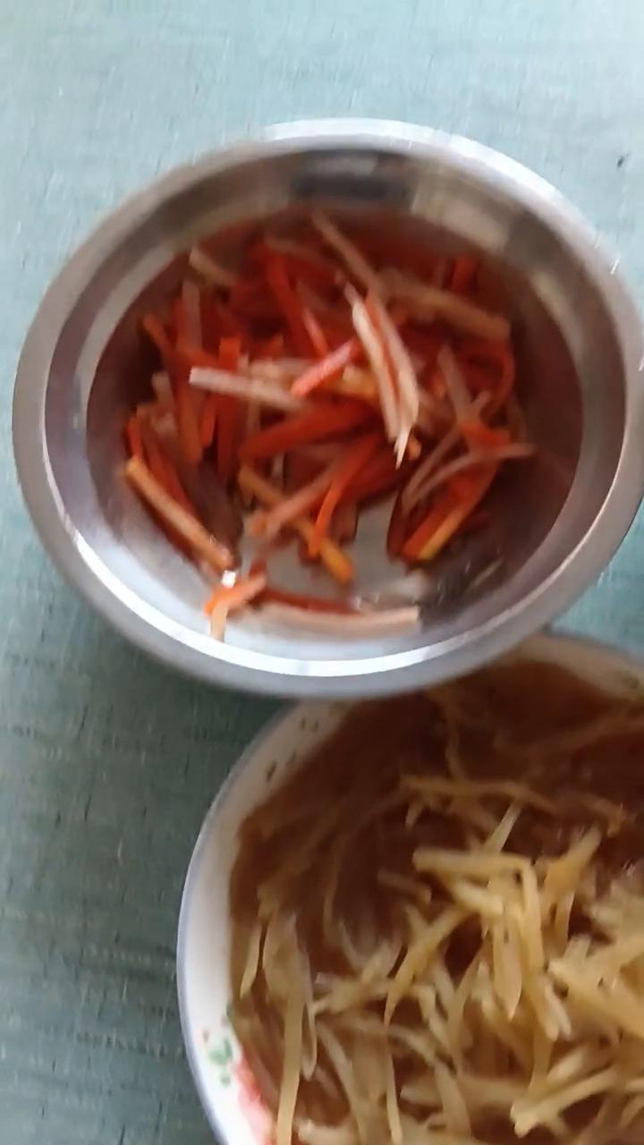 却一口咬定孩子是野种，说夫人难产生下的是个儿子，还说李老汉是想讹钱。原来陈家大奶