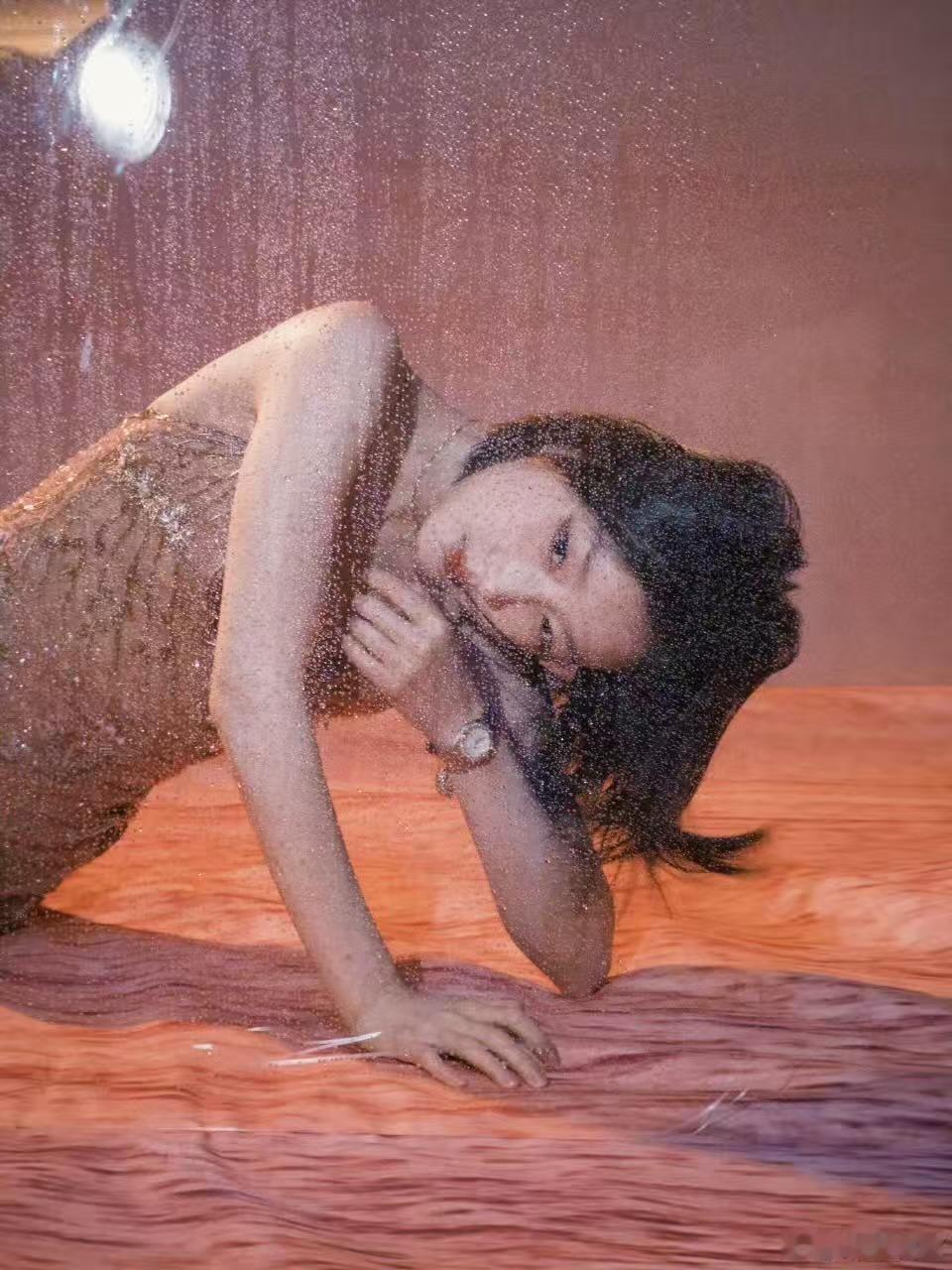 周冬雨屋里屋外都下雨周冬雨北影节神图周冬雨屋里屋外都下雨，好美，牛的 