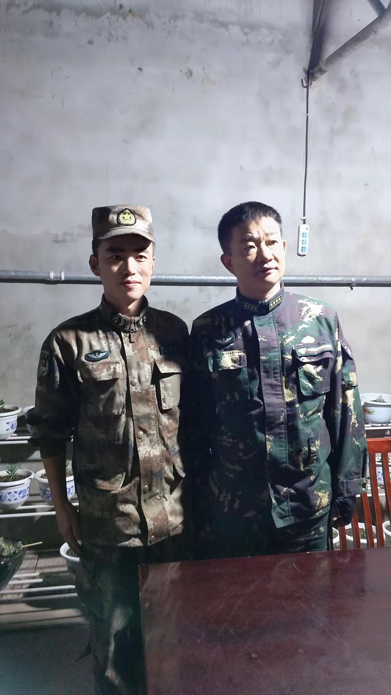 我与军旅歌唱家小曾班长部队合影 迷彩青春永不褪色