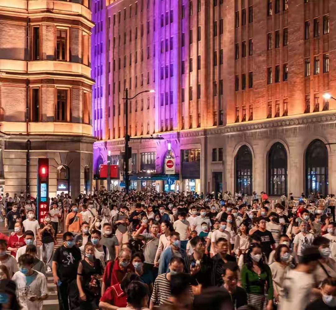 韩国游客为啥这么偏爱来上海？
背后藏着一段很少有人知道的
血泪往事！走在上海的街