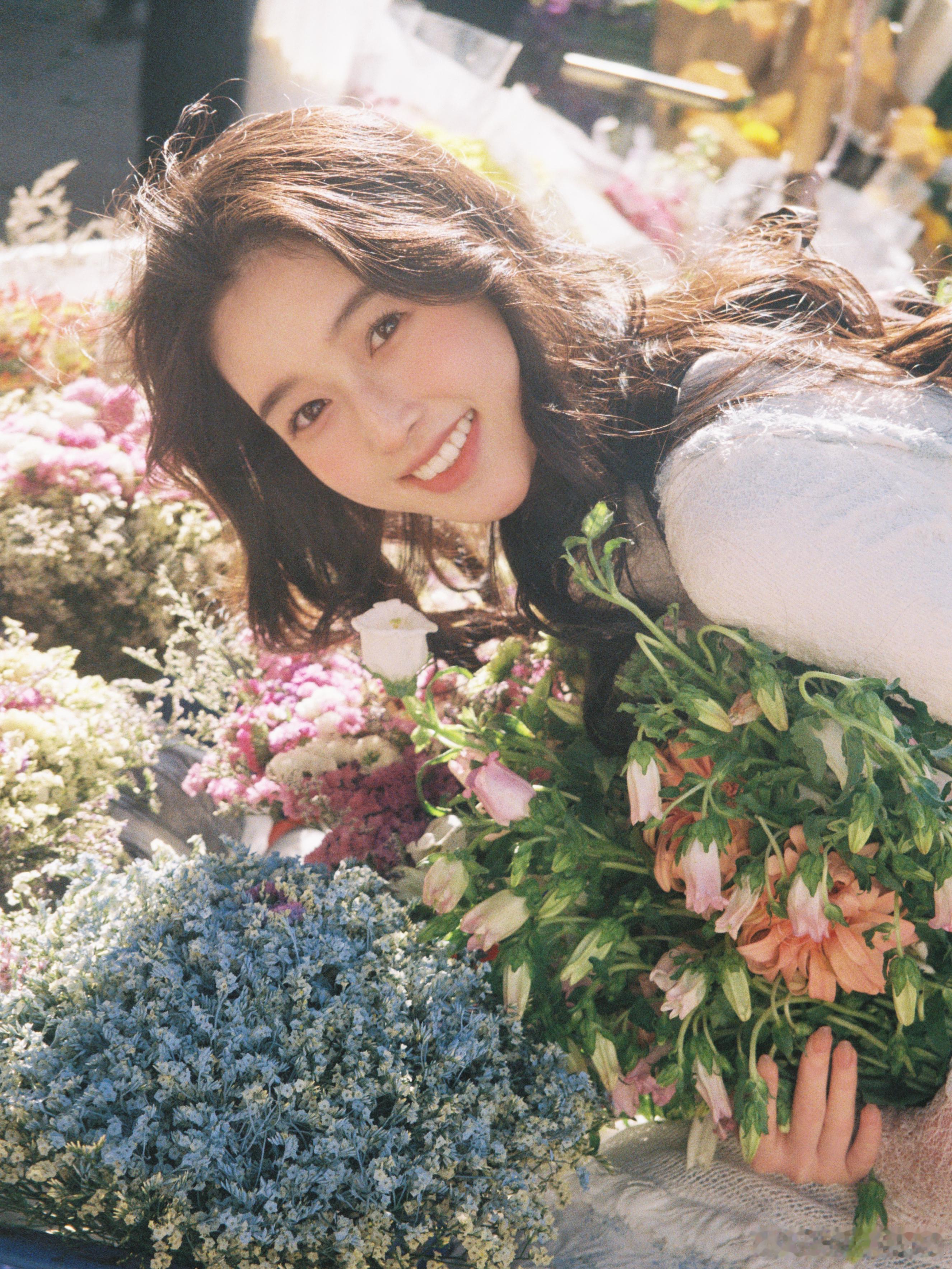 靠近我就是明媚春天🌸 