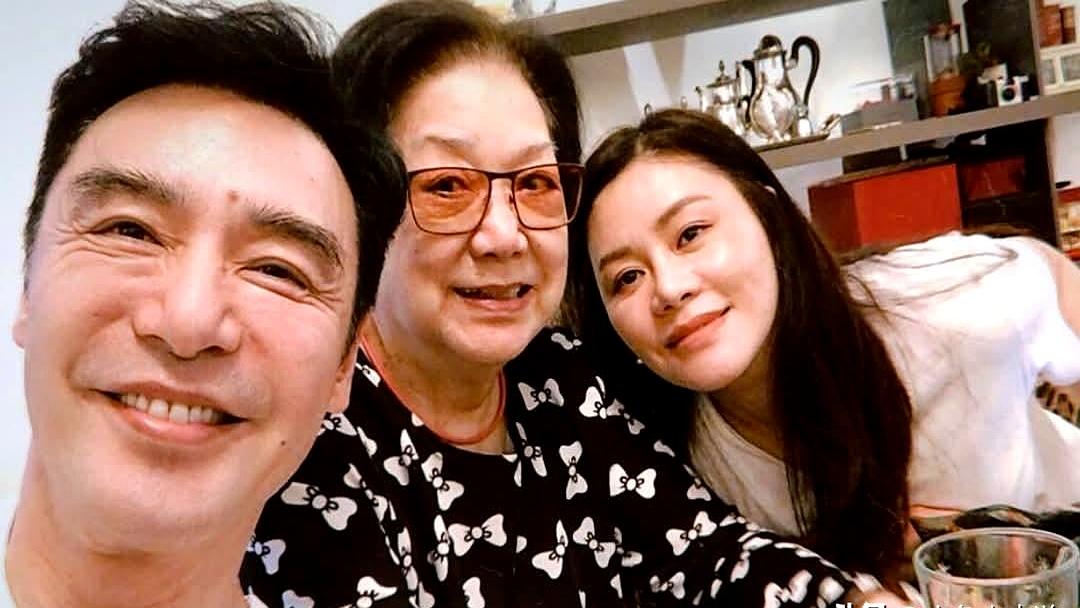 钟镇涛这次是真的挺让人唏嘘。
母亲在美国离世，享年101岁，母子感情一向很深，可