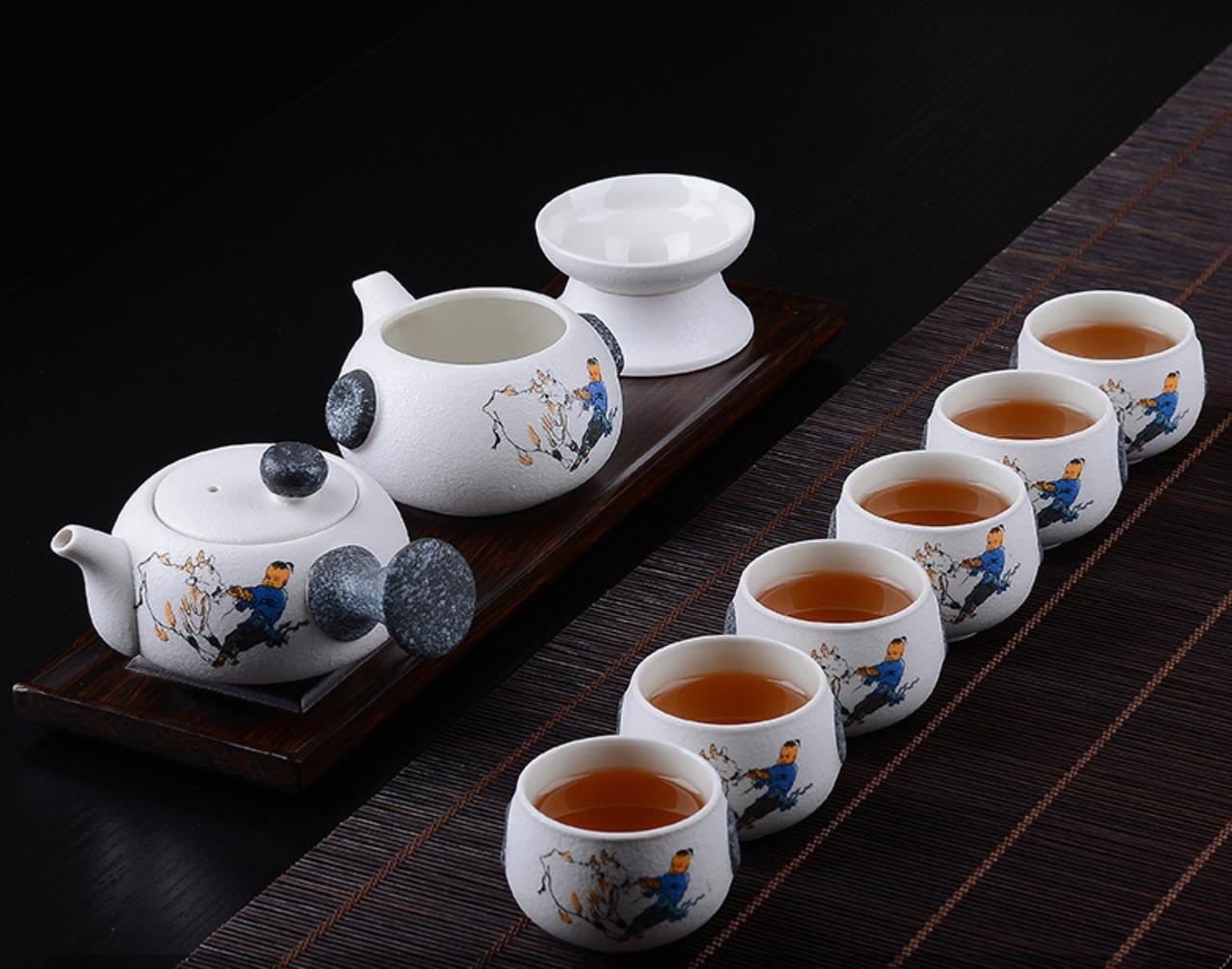 微头条
上联：一壶清茶品人生
下联：几卷闲书悟禅机
此联是借茶沉浮体味甘苦，凭书