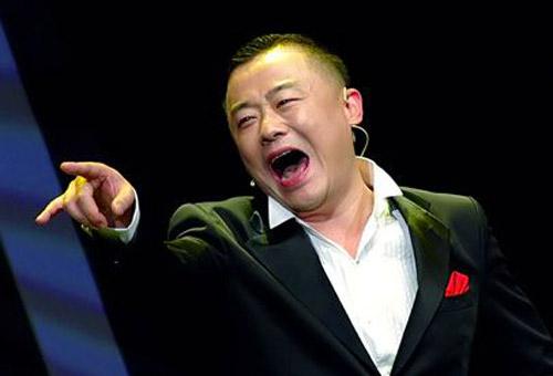 把人看傻了！周立波在巅峰时期，年收入能高达6000万，走到哪儿都是灯光闪烁。那时