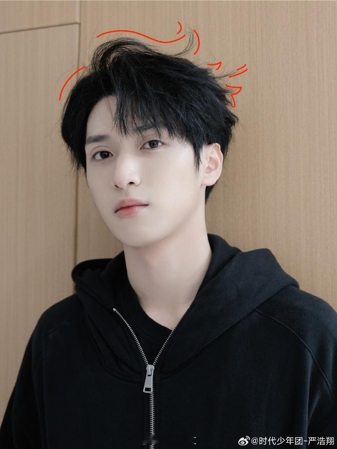 #严浩翔呆毛三连拍##严浩翔有一缕头发翘起来了# 严浩翔的这组呆毛三连拍充满了欢