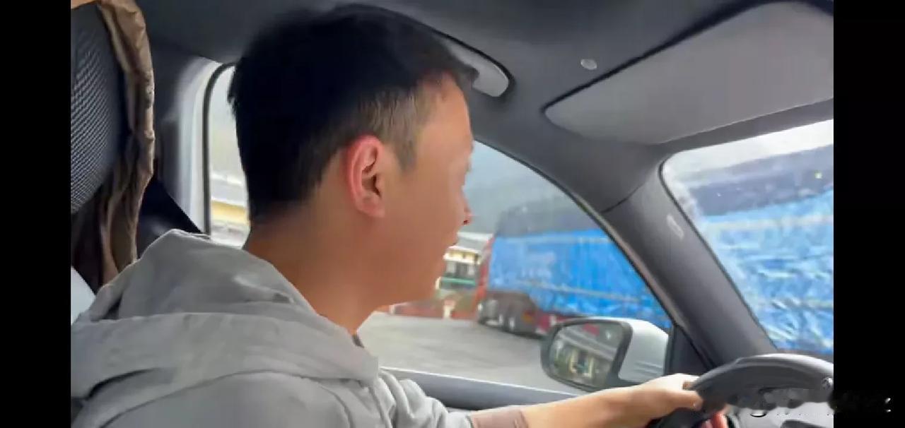 跟着万里.小雅游四川，云南风景，好山好水好风光！
小雅，开车注意安全，休息好养足