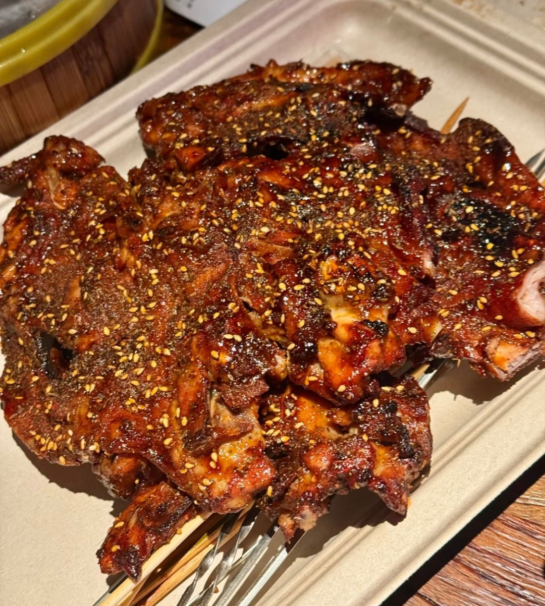 一直不理解鸡架这种食物我要为鸡架发声，东北的糖醋烤鸡架是世界上最好吃的食物，怎么