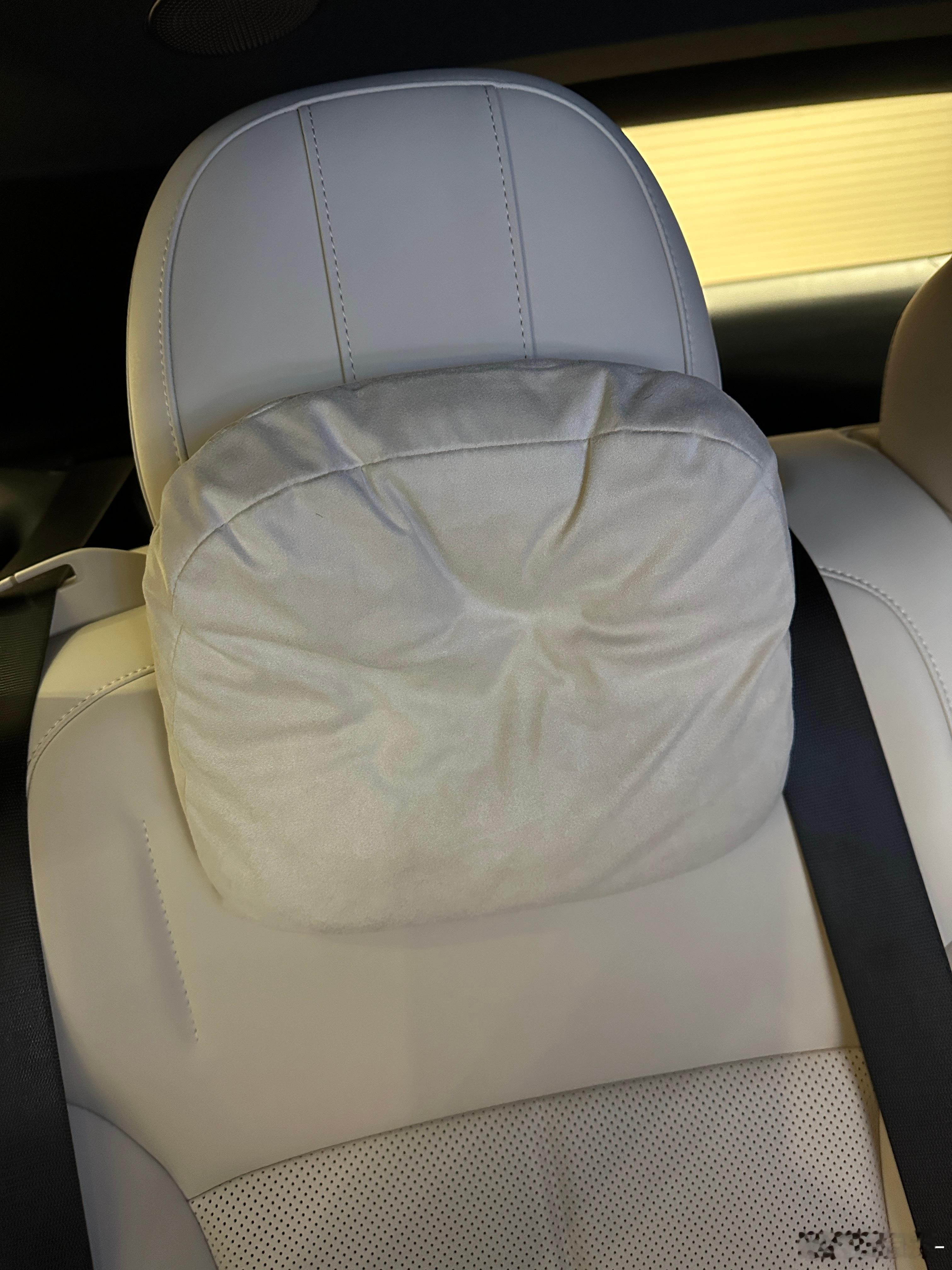 试了下理想的“迈巴赫头枕”，就非常舒服填充不多不少，往上一靠就是陷进去。 