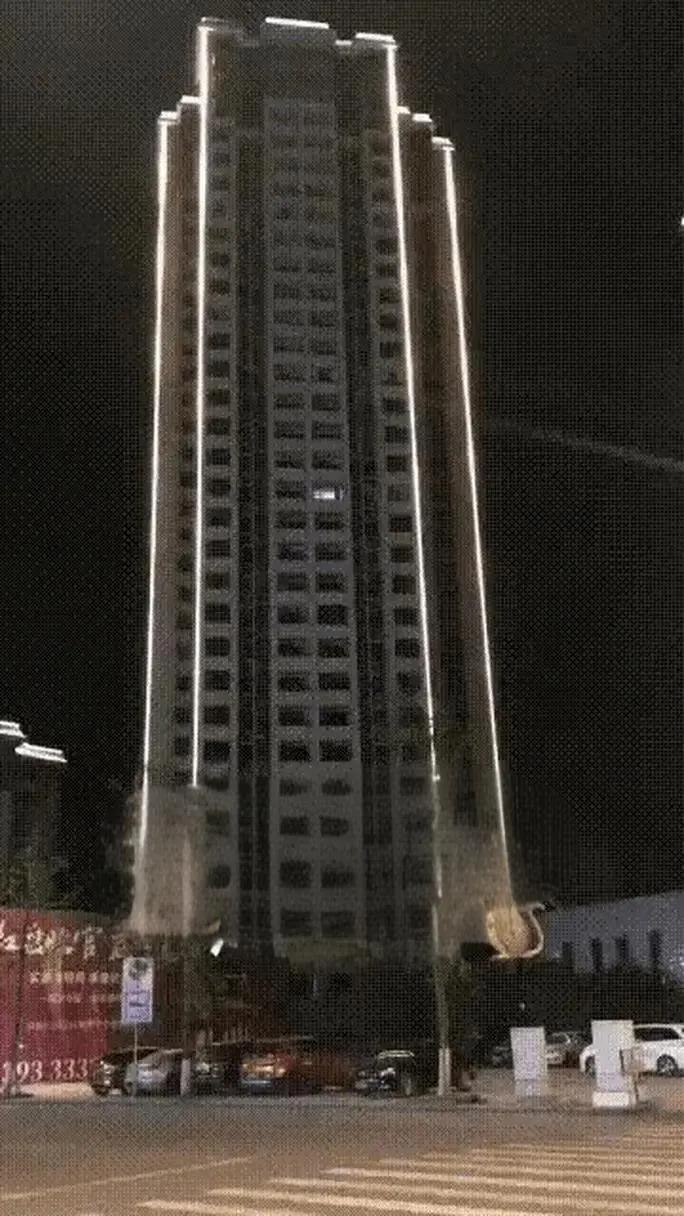 为什么整栋楼就是我的一户灯火通明？亲眼目睹买房子的邻居去那了呢？[捂脸][笑哭]