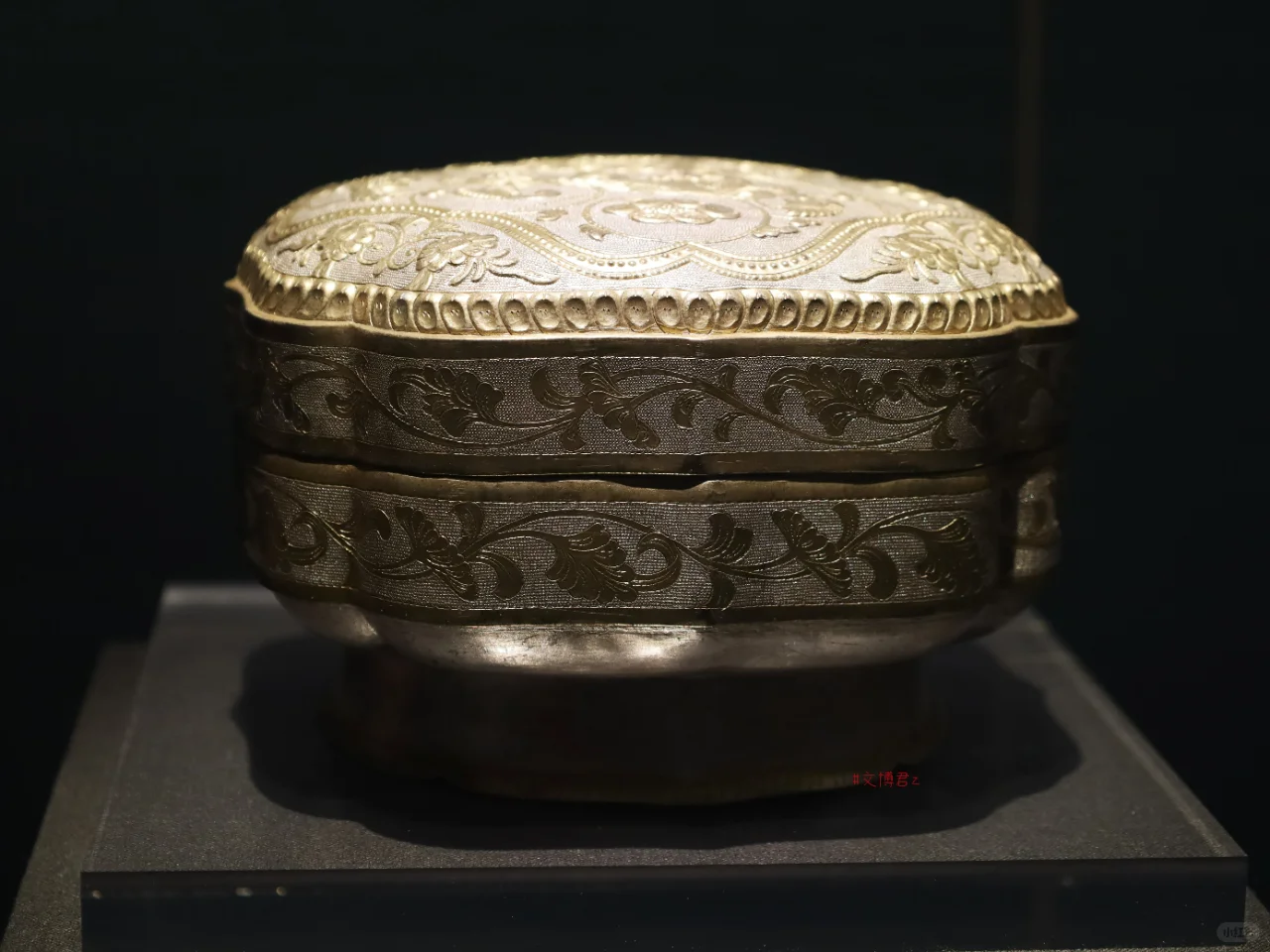 法门寺珍宝：鎏金双狮纹菱弧形圈足银盒