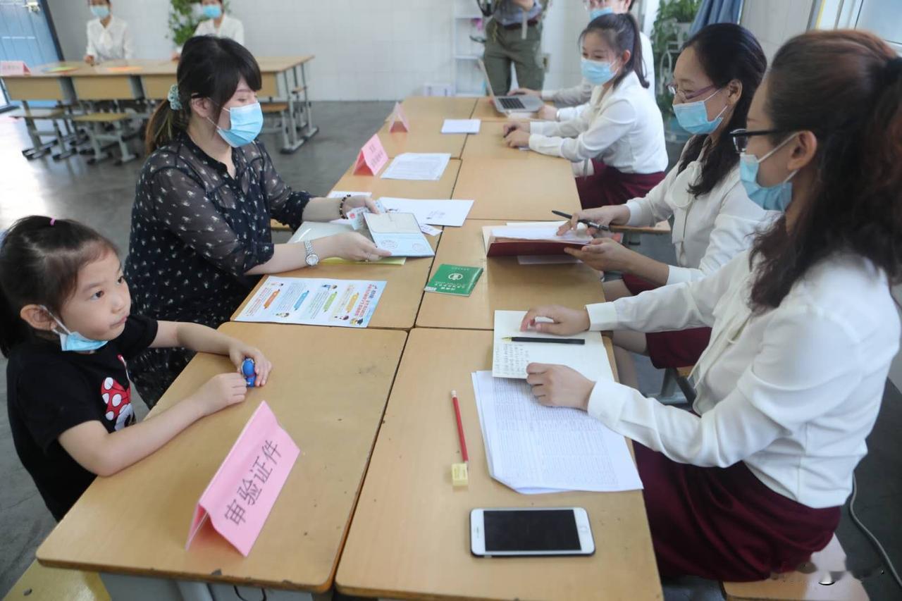 自己傻傻养了七年的孩子，从头到尾都是一场成年人的荒唐乌龙。年少无知踩的坑，时隔近