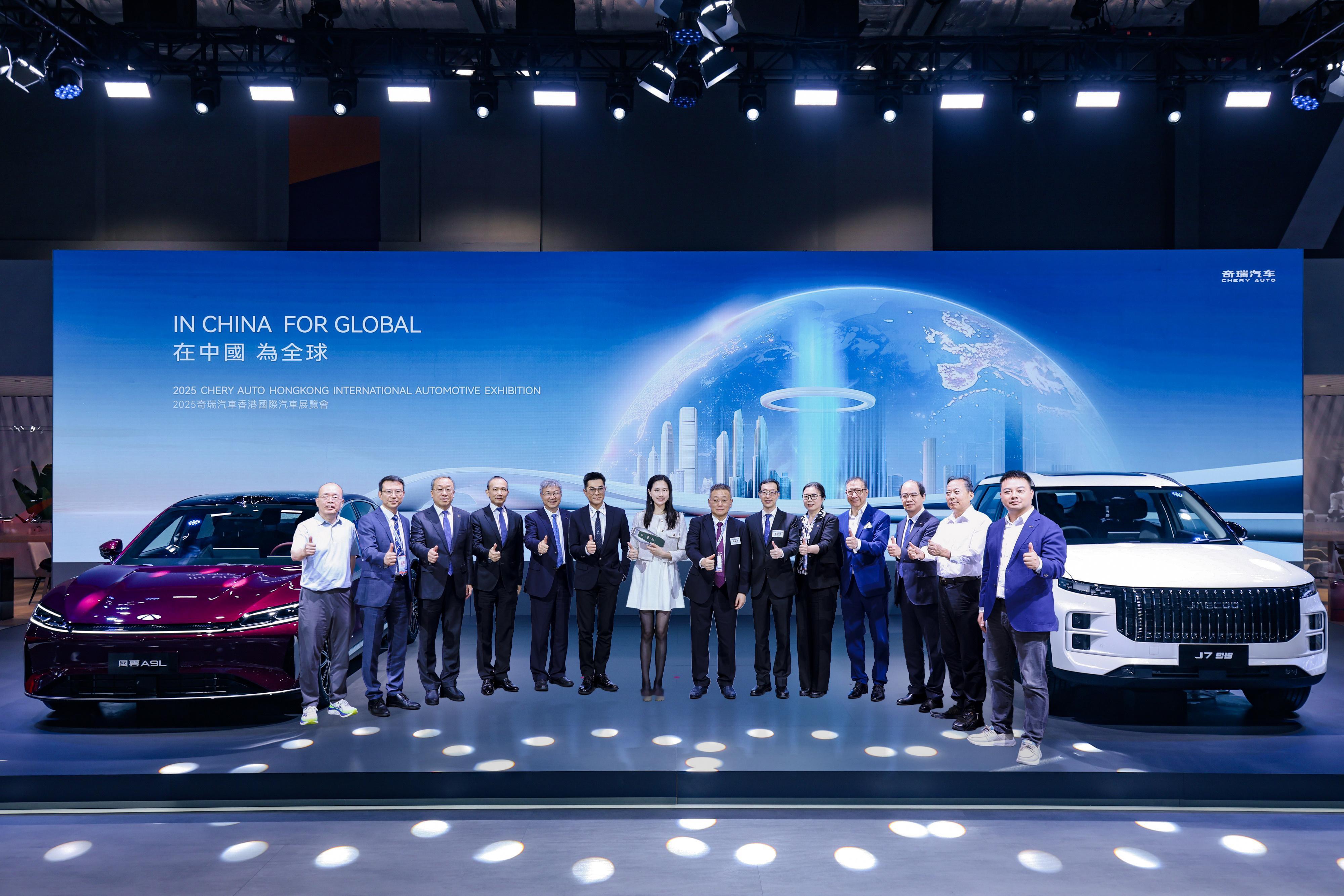 2025香港车博会火爆开幕，iCAR V23这辆“中国智造”的潮玩神器直接炸场！